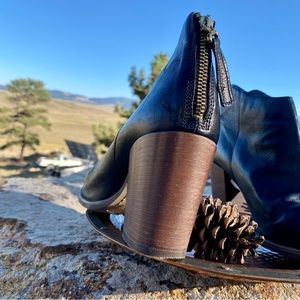 CLARKS | Comfort Quality Black Leather GoldZip Ankle Boots Booties Sz8.5 / 8 1/2